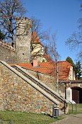 Zru nad Szavou  pseudogoticky upraven hradby a baty, v pozad kostel Poven sv. Ke