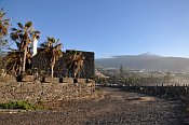 Castillo de S. Felipe, v pozad Pico del Teide