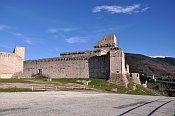 Assisi  Rocca Maggiore, v pozad Rocca Minore a Mt. Subasio