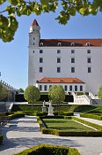 Bratislavsk hrad z barokn zahrady