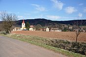 Vinařice – pohled na obec, hradní návrší vpravo