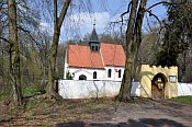 Prácheň – kostelík sv. Klimenta a hřbitov v sousedství hradu
