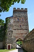 Bítov – první vstupní brána při pohledu od hradu