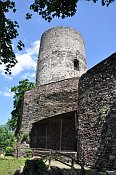 Bítov – nejstarší věž z hradní zahrady