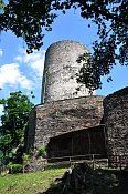 Bítov – nejstarší věž z hradní zahrady