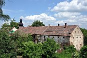Žumberk – hospodářská budova a kostel z hradu