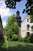 Žumberk – cesta mezi hospodářskou budovou a kostelem