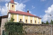 Skuhrov – kostel před hradem