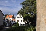 Benešov nad Ploučnicí – dolní zámek od horního zámku