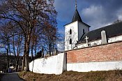 Lelekovice – příchod ke kostelu, hrad vlevo