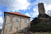Skalka, vlevo zámek ve Vlastislavi