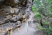 Falkenštejn – pod skalním blokem, pohled k předhradí