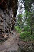 Falkenštejn – pod skalním blokem, pohled k předhradí