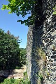 Kolštejn – vnější zeď hradu