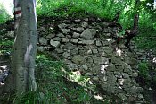 Rychleby – zbytky zdiva před vstupem na upravenou plošinu hradu