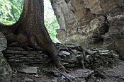 Rabenštejn – zbytky zdiva mezi skalními bloky