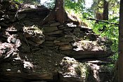 Rabenštejn – zbytky zdiva pod dolní skalou