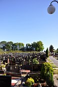 Bánov – hřbitov za kostelem, pohled k návrší