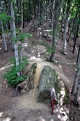 Rýsov – Čertův kámen – pohled z vrcholu skalky k příkopu