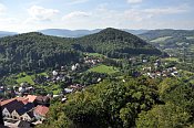 Štramberk – pohled z věže na Jurův kámen a Kotouč