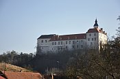 Jevišovice – Starý zámek, vlevo ostrožna se Starým hradem