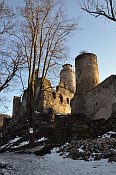 Kostomlaty – jádro hradu vlevo, malá věž vpravo