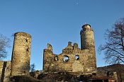 Kostomlaty – jádro hradu, vlevo malá věž, vpravo hranolová bašta