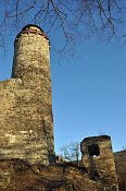 Kostomlaty – velká věž, vpravo hranolová bašta