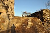 Kostomlaty – jádro hradu a hradba na JV straně