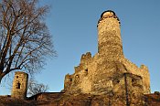 Kostomlaty – jádro hradu, vlevo malá věž, vpravo hranolová bašta