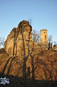 Kostomlaty – západní hradba a malá věž od JZ