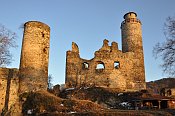Kostomlaty – malá věž a jádro hradu z nádvoří