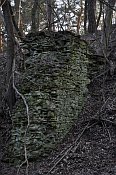 Melice – mohutné torzo zdiva ve svahu na východní straně