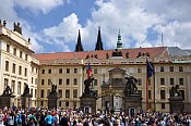 Pražský hrad – 1. nádvoří před střídáním stráží