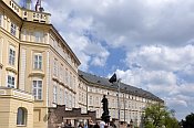 Pražský hrad od horního konce Zámeckých schodů