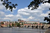 Pražský hrad a Karlův most ze Smetanova nábřeží