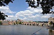 Pražský hrad a Karlův most ze Smetanova nábřeží