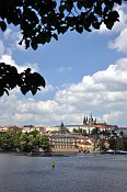 Pražský hrad ze Smetanova nábřeží