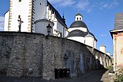 Příbor – jižní hradební zeď s opěráky vymezující rozsah původního hradu