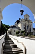 Fulnek – kostel Nejsvětější trojice u cesty na zámek