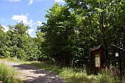 Švédská skála – cesta procházející kolem lokality, v místech původního příkopu