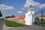 Vlasatice – vstupní brána a zámecká zeď na jihu