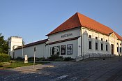 Uherský Brod – zámek Baraník, vlevo hradská brána