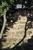 Brandýs nad Labem – pohled na vnější část příkopu na západní straně se zbytky zdiva
