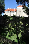 Brandýs nad Labem – pohled přes příkop ze zámecké zahrady (od JV)