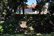 Brandýs nad Labem – pohled přes příkop ze zámecké zahrady (od J)