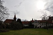 Průhonice – východní část zámku a románský kostel Narození Panny Marie