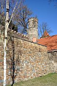 Zruč nad Sázavou – pseudogoticky upravené hradby a bašty
