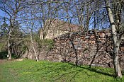 Žumberk – zeď oddělující areál hradu a sousedního dvora