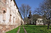 Žumberk – budova dvora a kostel Všech Svatých
